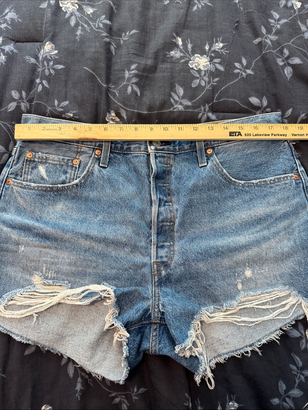 Women’s Levi Button-Fly Denim Shorts Size 34 - Picture 12 of 14